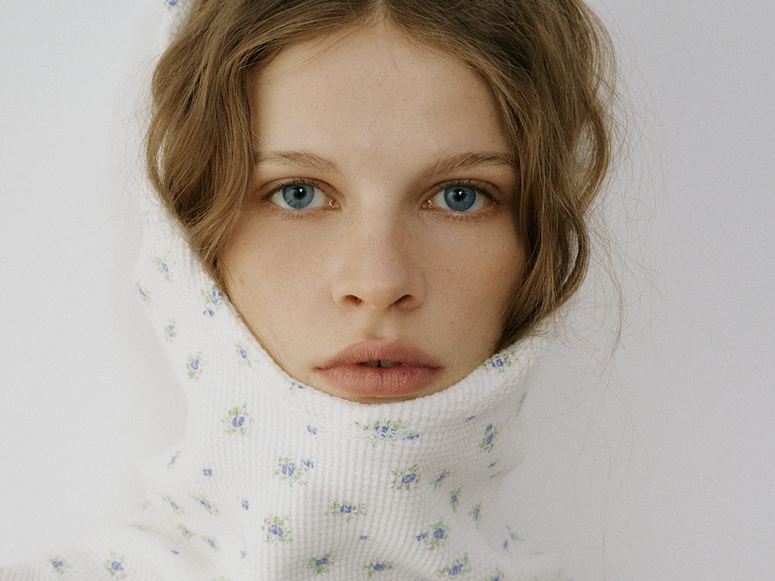 Model in a graphic look